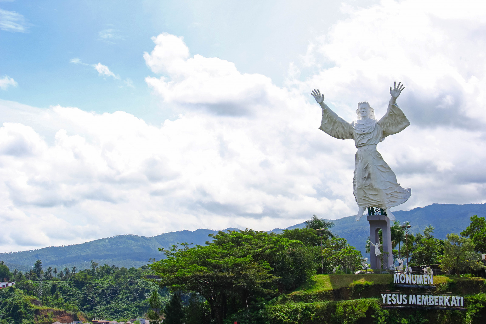 jesus christ blessing statue, patung Tuhan Yesus memberkati, manado, sulawesi selatan, Toraja